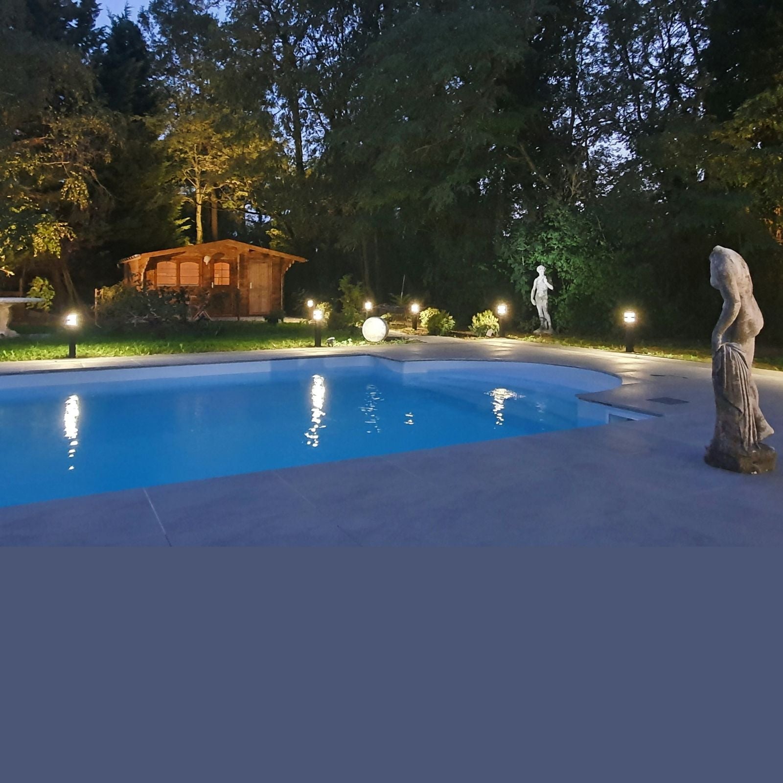 Borne Led Pyramide abords de piscine - 12V - 1000 lumens - 4000K - Lumihome