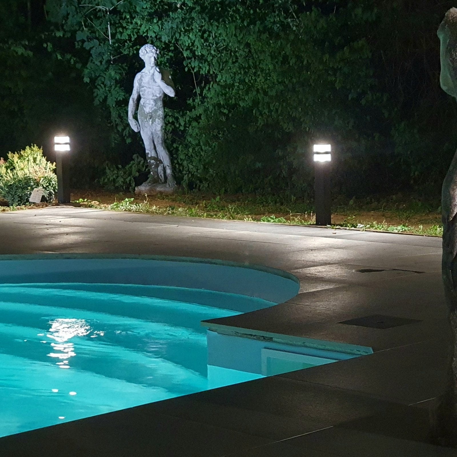 Borne Led Pyramide abords de piscine - 12V - 1000 lumens - 4000K - Lumihome