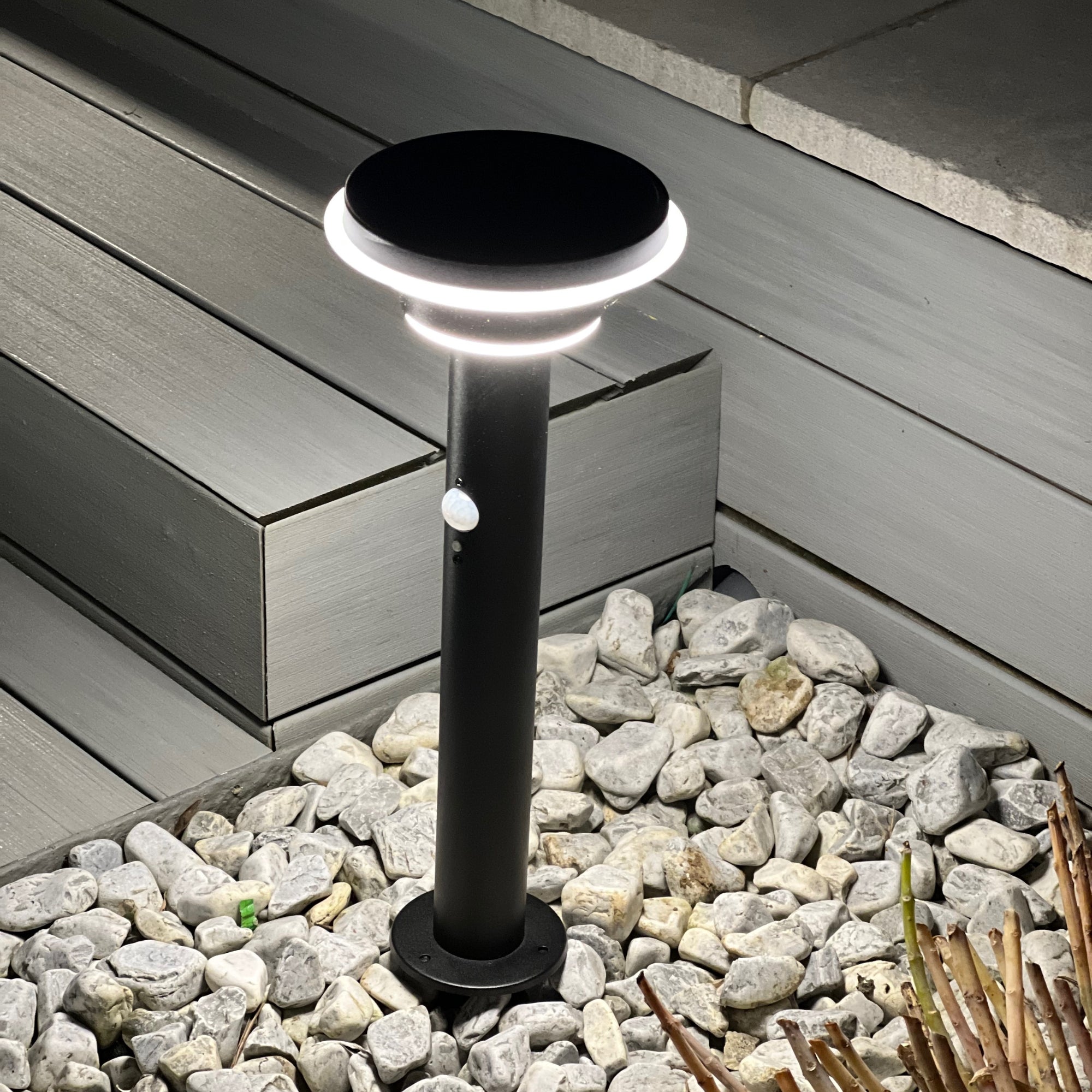 Borne Led solaire GENOVA - Détecteur de mouvements - 3 modes d'éclairage 75 à 600 lumens - Lumihome