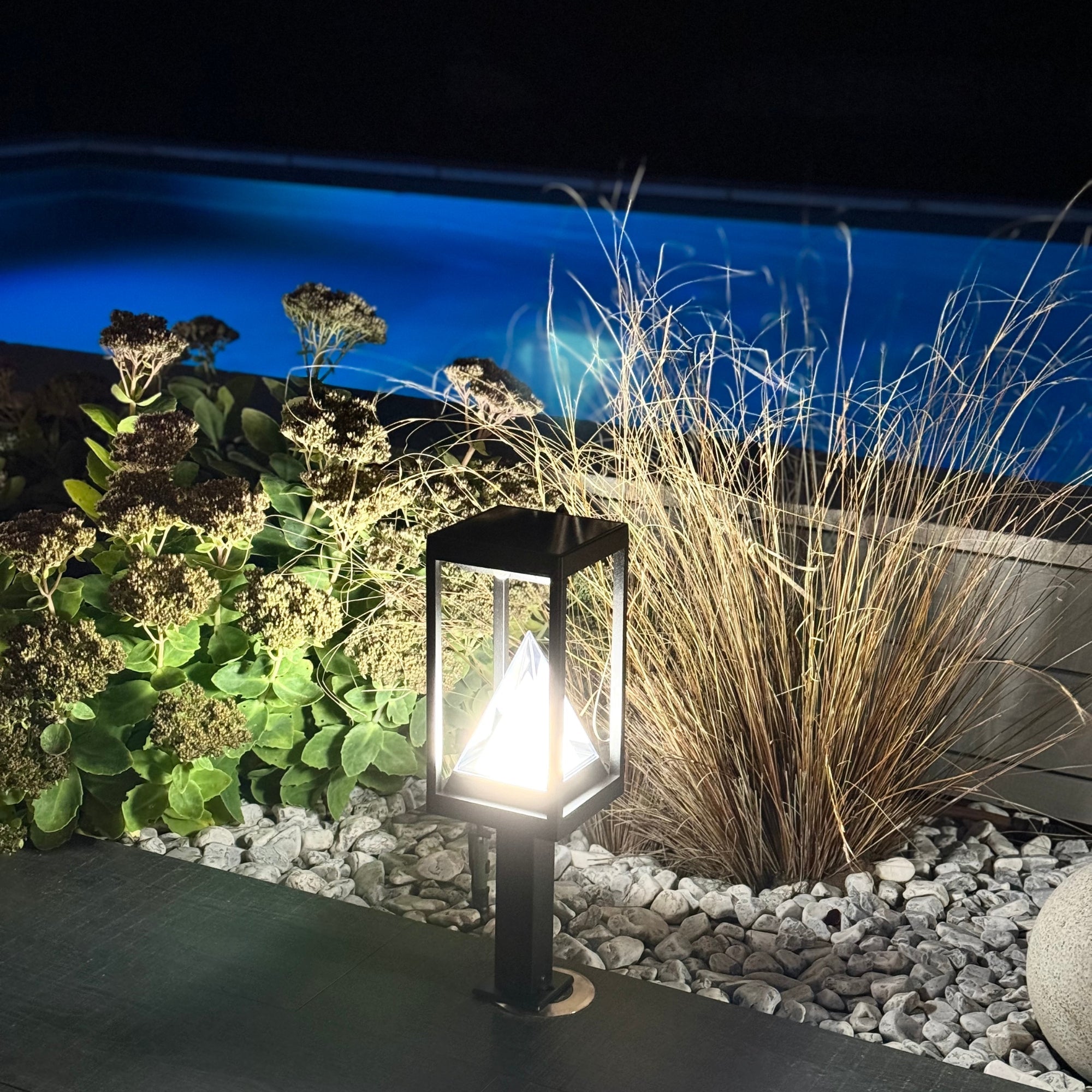 Borne Led solaire KEOPS - Détecteur de mouvements - 3 modes d'éclairages 75 à 600 lumens - Lumihome