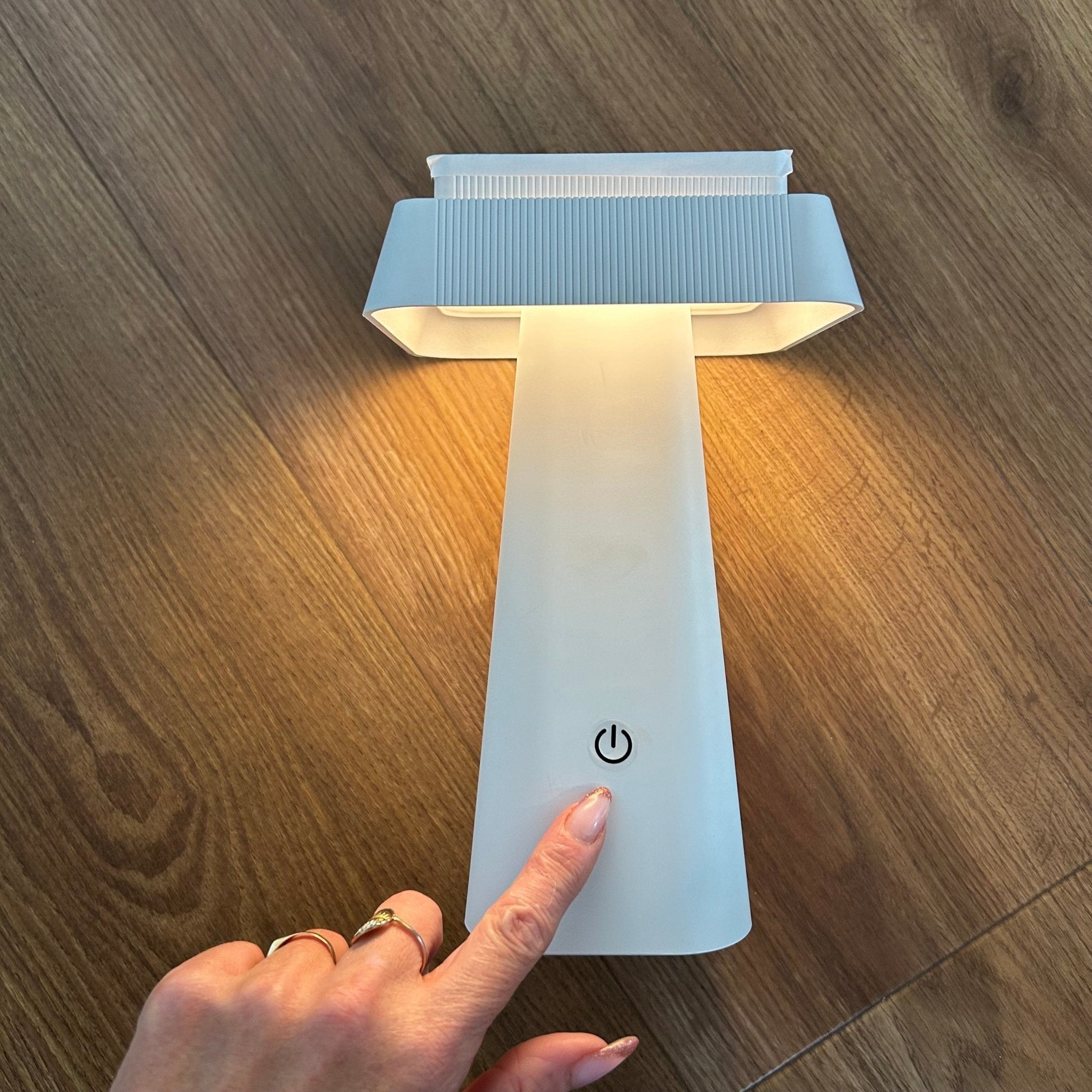 Lampe de table Led solaire blanche RITA - 3 modes d'éclairage 70 à 370 lumens - Tactile - Prise USB - Lumihome
