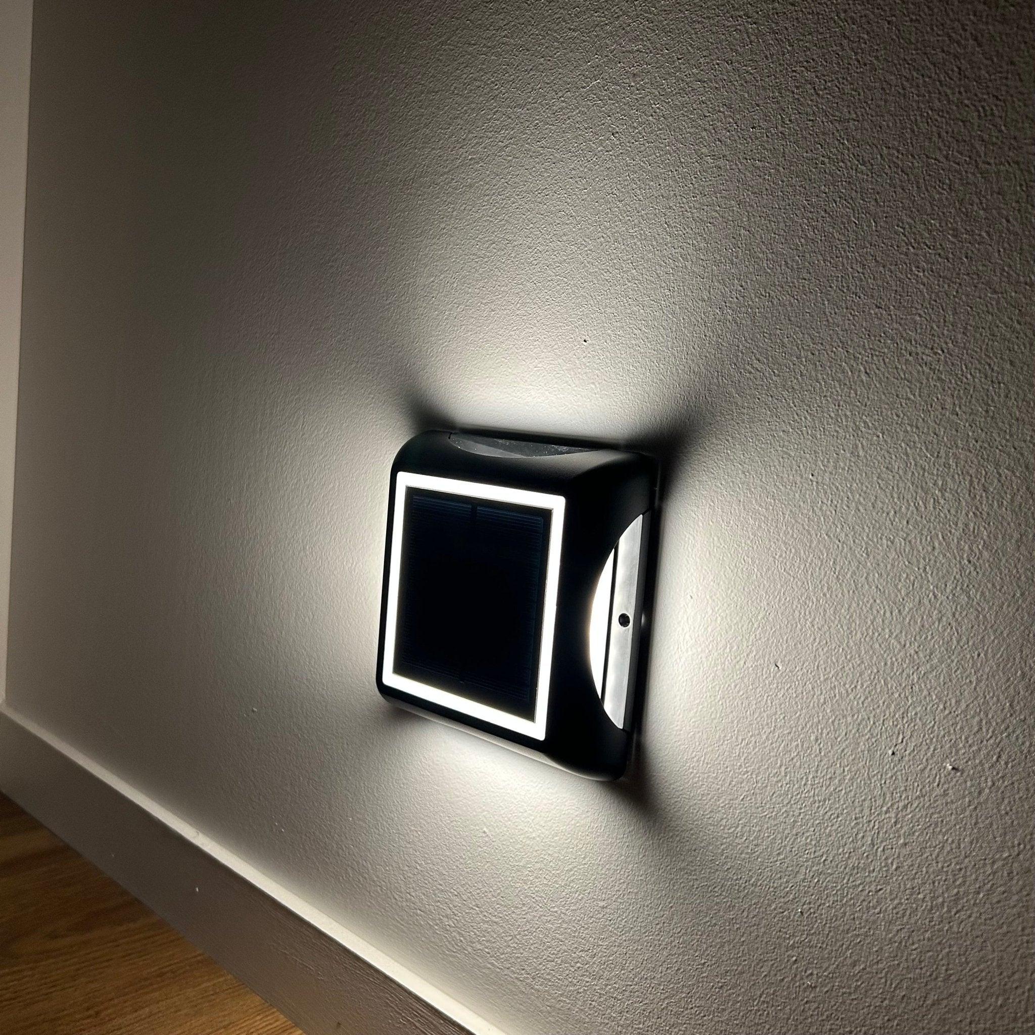 Pavé solaire LED carré noir - 3 modes de 50 à 200 lumens - IP65 - sol ou mural - Lumihome-France.com