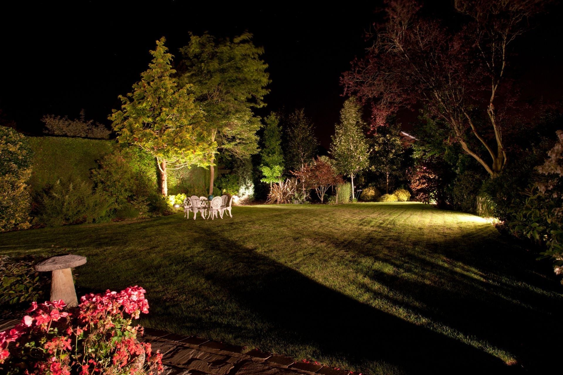 Beleuchten Sie Ihren Außenbereich: Wie Sie Ihren Garten mit Leuchten aufwerten können - Lumihome