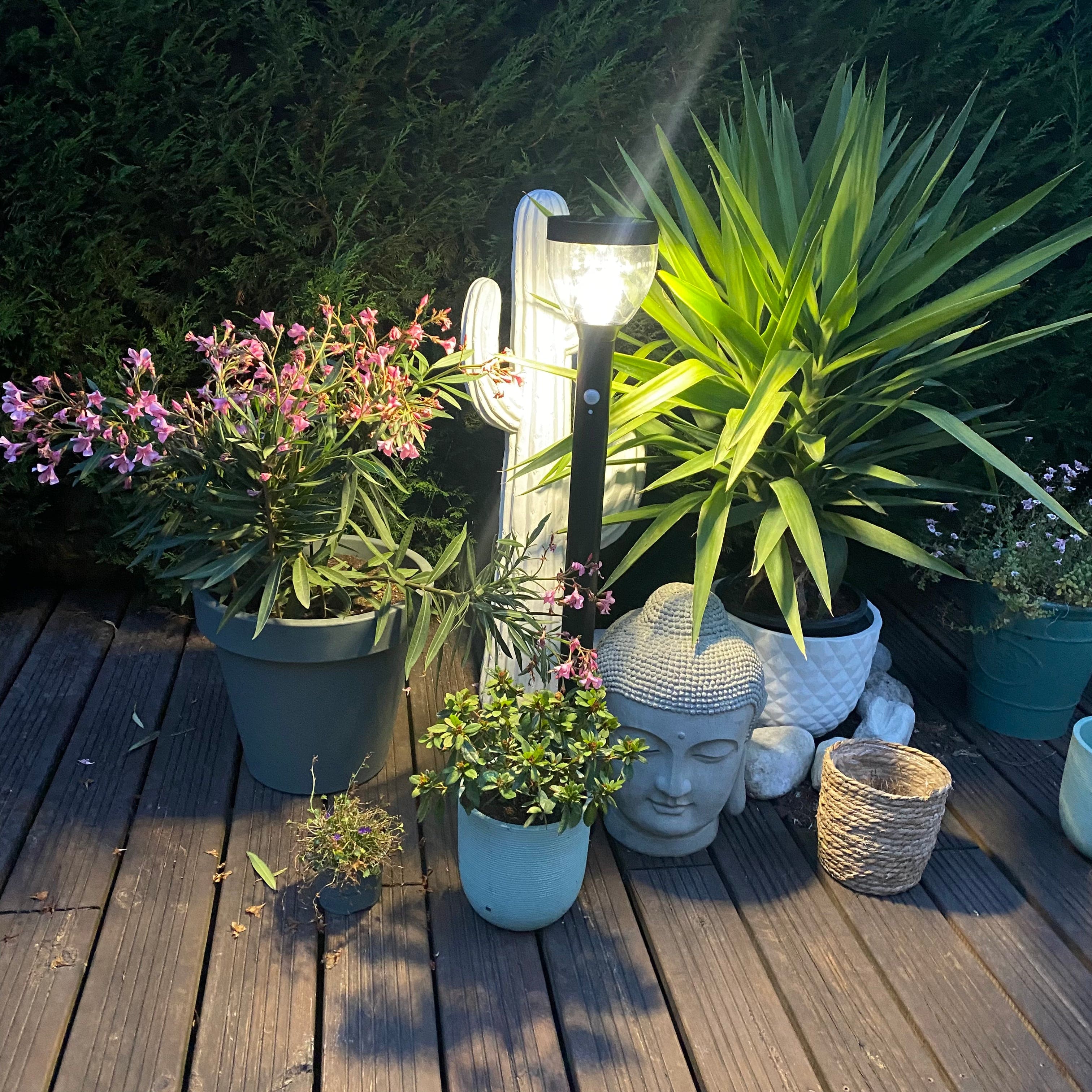 Schwarze Solar-Pollerleuchte LUNA - Bewegungsmelder - 3 Leuchtmodi von 75 bis 600 Lumen - Lumihome