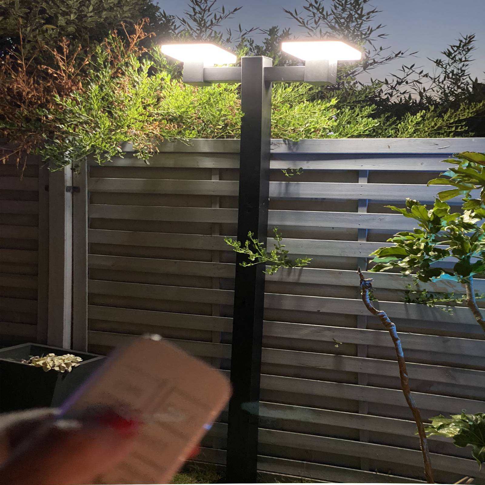 Solar Led Stehleuchte SUN-2000 - Verstellbare Höhe 1.20m oder 2m - 200 bis 2000 Lumen - Fernbedienbar - Lumihome