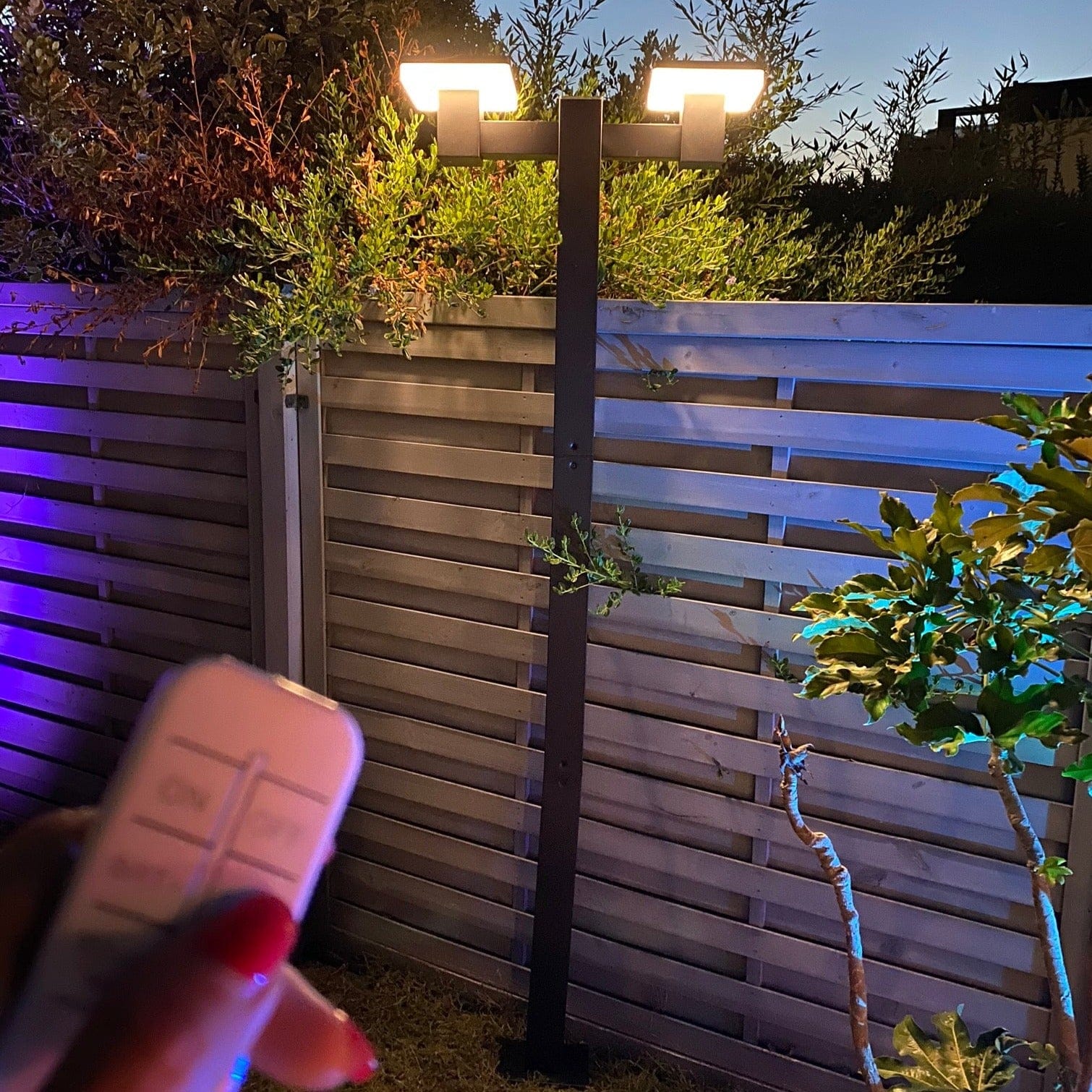 Solar Led Stehleuchte SUN-2000 - Verstellbare Höhe 1.20m oder 2m - 200 bis 2000 Lumen - Fernbedienbar - Lumihome