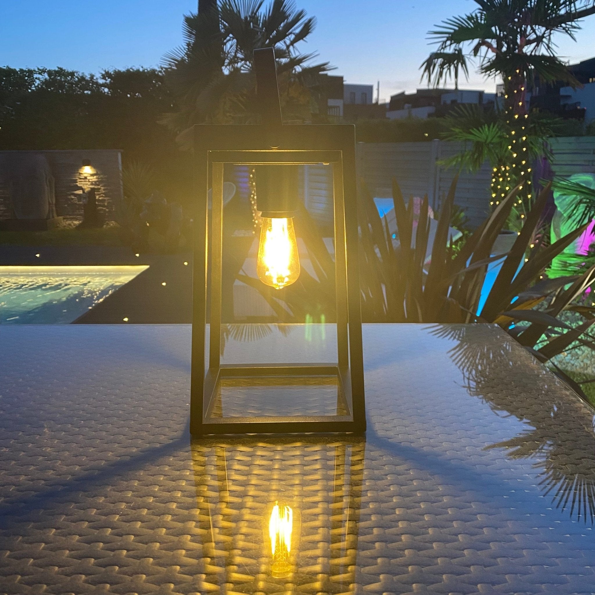 Solar Led Laterne zum Aufstellen - Schwarz - Höhe 30 cm - Inklusive E27 Glühbirne - USB-Kabel - 400 Lumen max - Lumihome-Deutschland.com