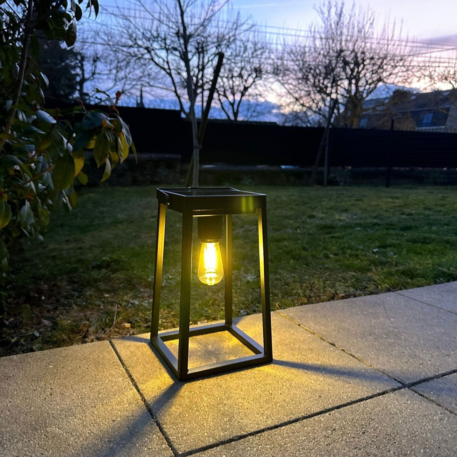 Solar Led Laterne zum Aufstellen - Schwarz - Höhe 30 cm - Inklusive E27 Glühbirne - USB-Kabel - 400 Lumen max - Lumihome-Deutschland.com