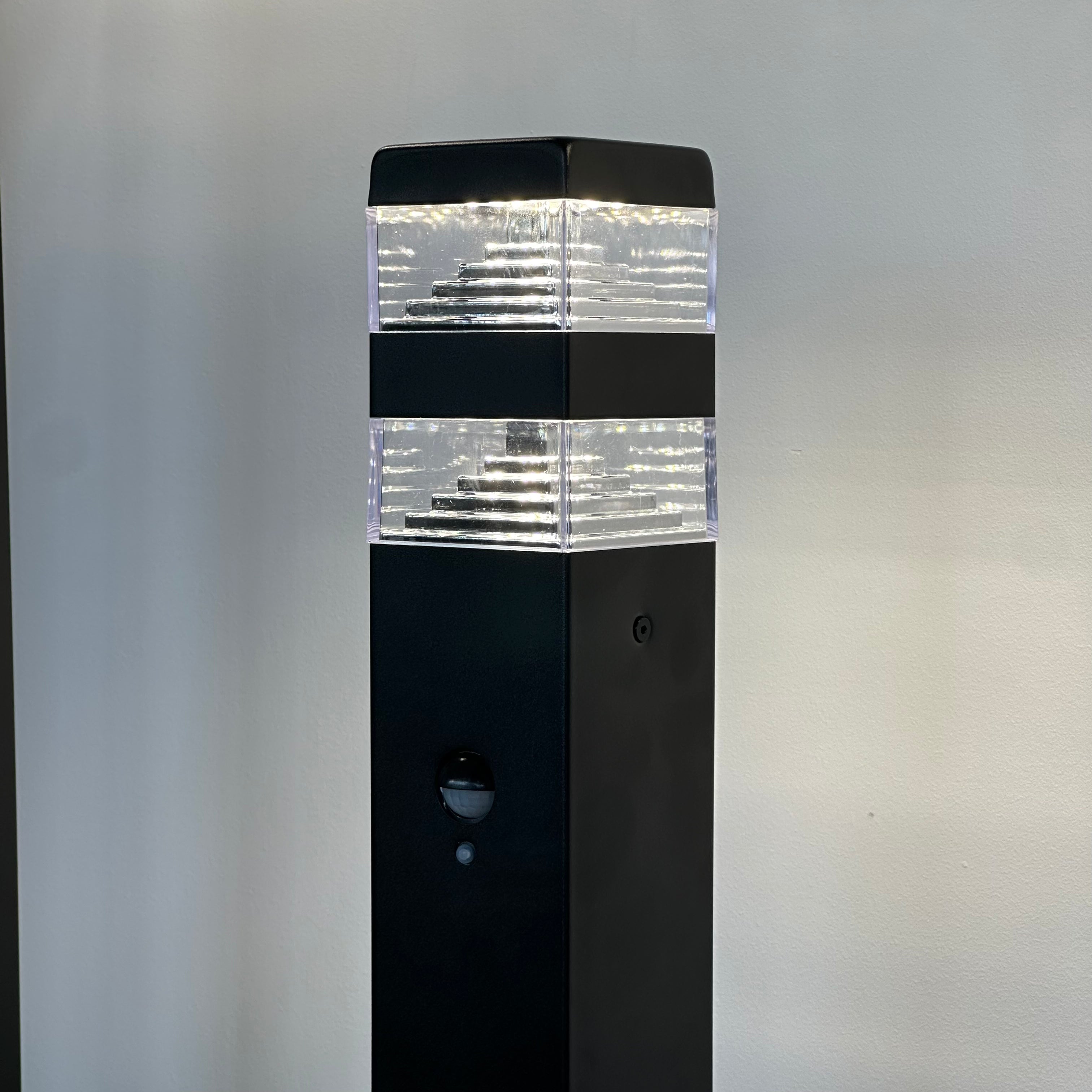 Pyramid 32 Led bollard with detector