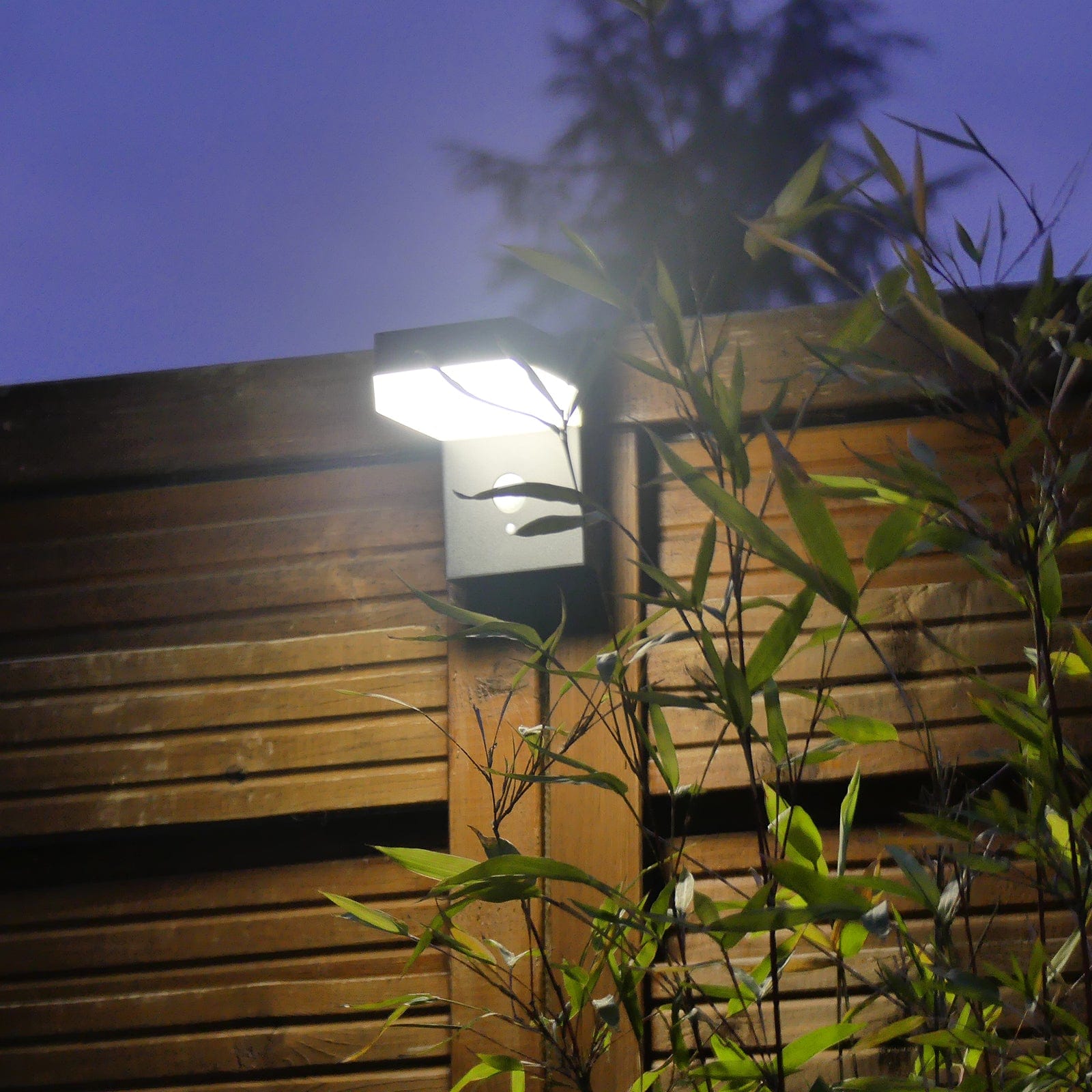 VENUS Solar outdoor Led wall lamp - Motion detector - 3 lighting modes 75 to 600 lumens - Lumihome-France.com