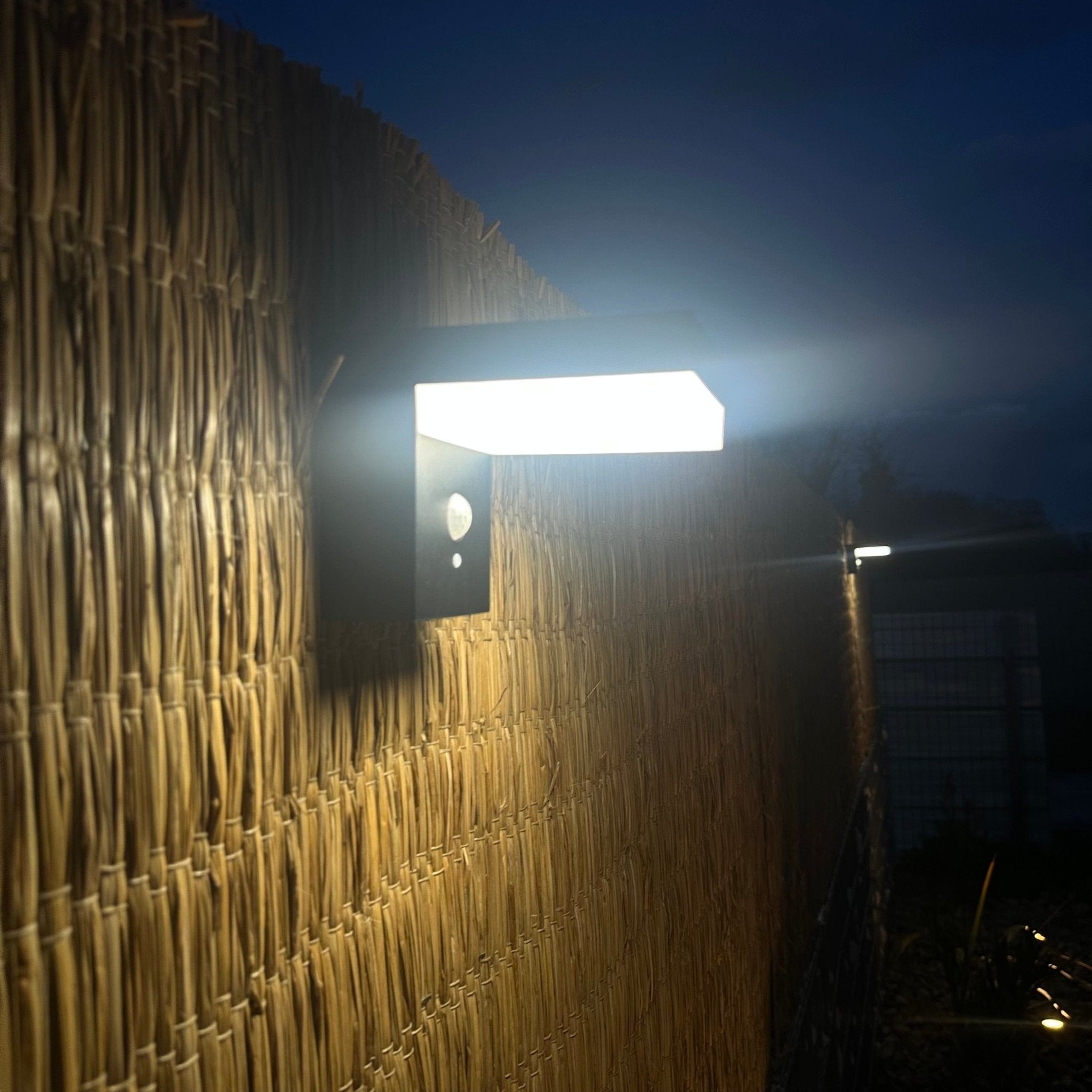 VENUS Solar outdoor Led wall lamp - Motion detector - 3 lighting modes 75 to 600 lumens - Lumihome-France.com