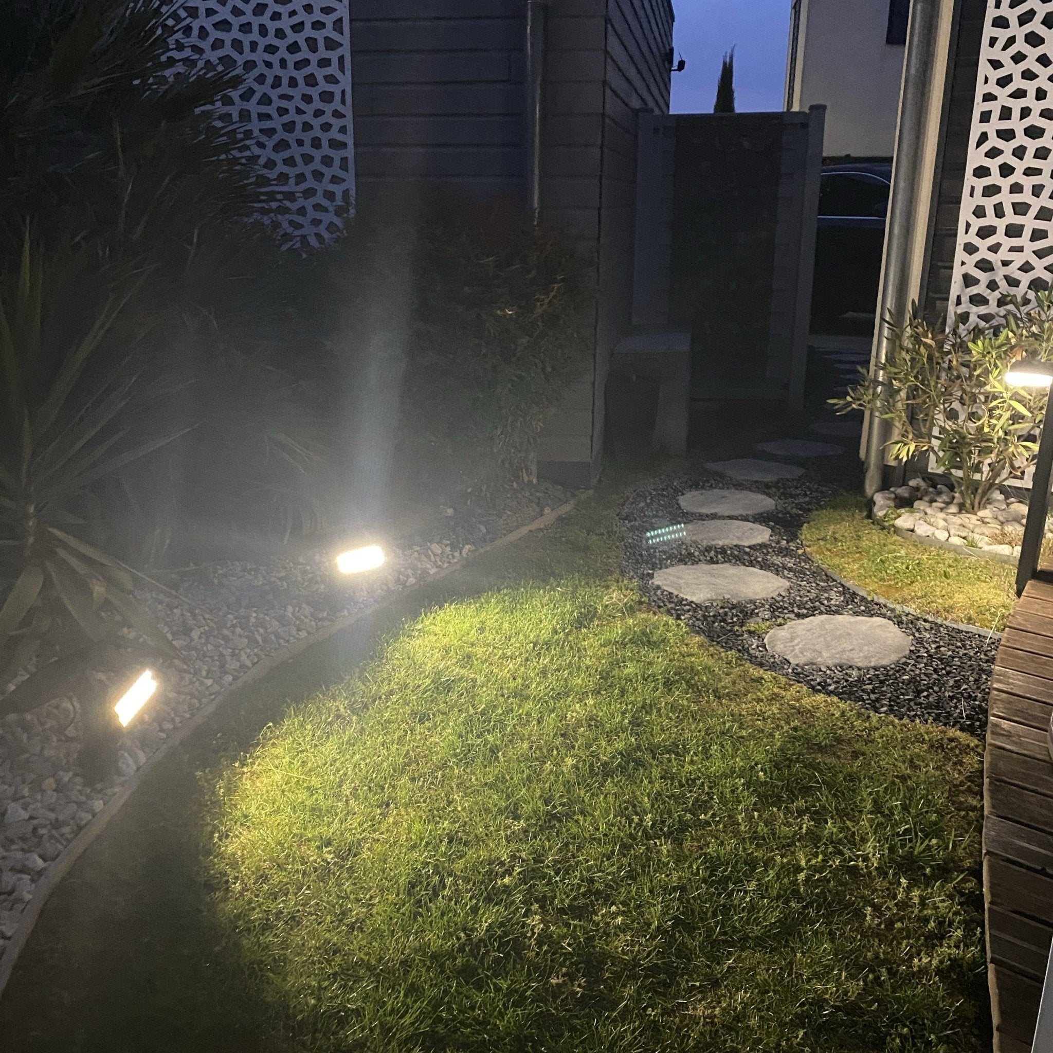 POWER-2000 ultra-powerful solar LED spotlight - Motion detector - 3 lighting modes 200 to 1800 lumens - Lumihome