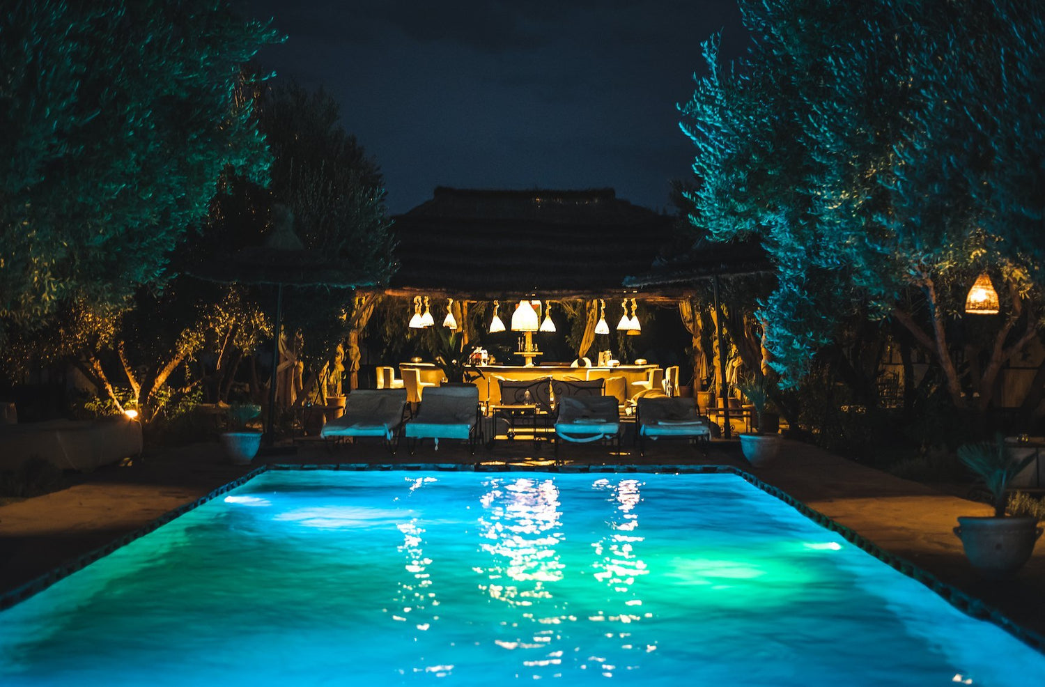 ¿Cómo iluminar el entorno de una piscina? Ideas y consejos prácticos - Lumihome