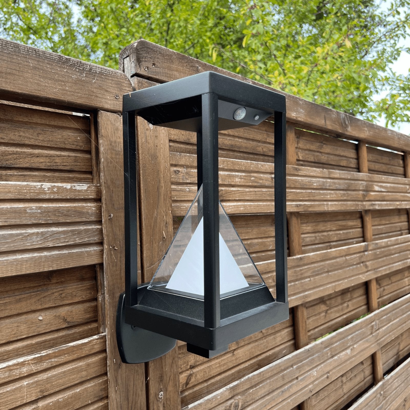 Lampada da parete solare a led KEOPS - Rilevatore di movimento - 3 modalità di illuminazione da 75 a 600 lumen - Lumihome-France.com