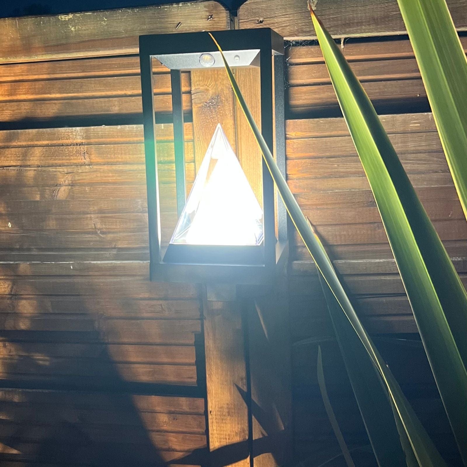 Lampada da parete solare a led KEOPS - Rilevatore di movimento - 3 modalità di illuminazione da 75 a 600 lumen - Lumihome-France.com