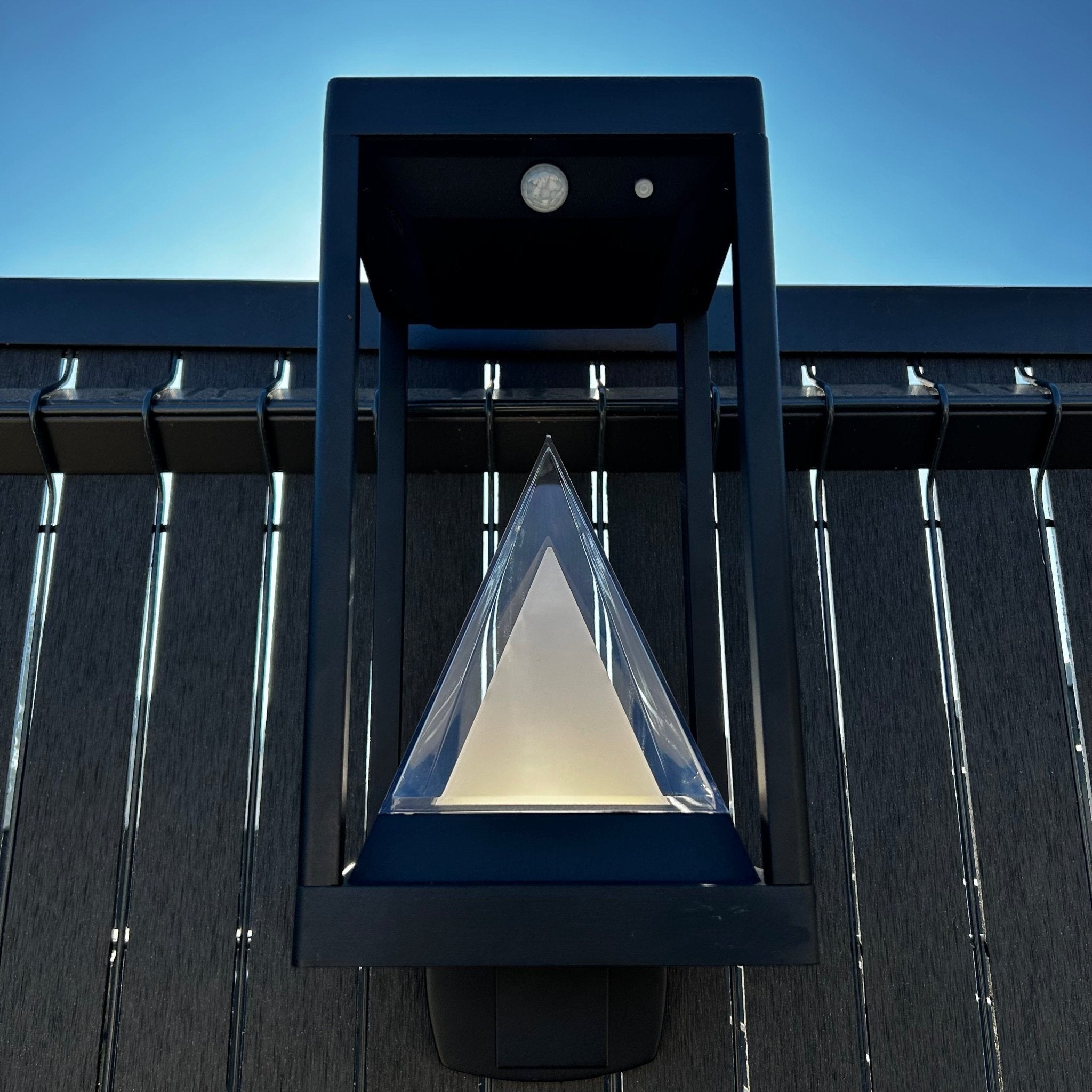 Lampada da parete solare a led KEOPS - Rilevatore di movimento - 3 modalità di illuminazione da 75 a 600 lumen - Lumihome-France.com