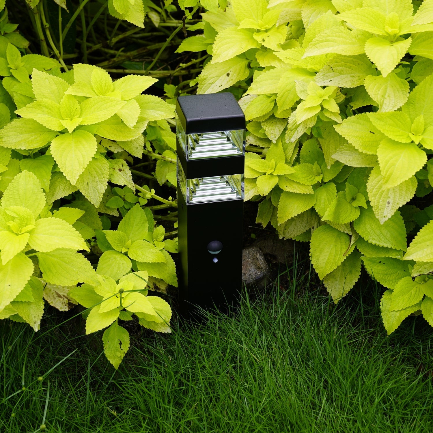 Borne Pyramide 32 Led avec détecteur - Lumihome